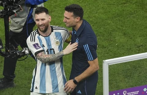بعد اعتزال ميسي.. سكالوني يحسم مستقبله مع منتخب الأرجنتين