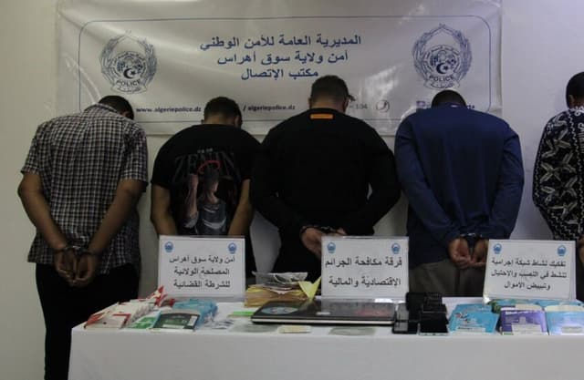 الجزائر.. تفكيك شبكة احتيال إلكتروني وغسل أموال استهدفت الباحثين والطلبة