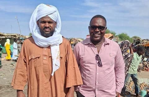 ظهور مثير لقيادي في حزب الأمة السوداني بزي الدعم السريع