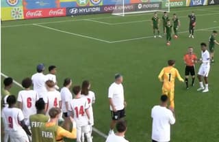 منتخب إنجلترا يغادر أرض الملعب إثر تعرضه لإساءات عنصرية في مونديال الناشئين