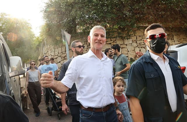 إسرائيل.. توقيف شخص يحمل سكينا اقترب من رئيس حزب الديمقراطيين يائير غولان