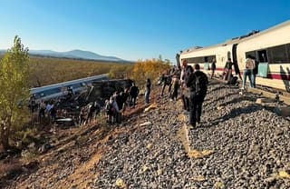 وزير النقل الإسباني: حادث اصطدام القطارين سببه خطأ لا يمكن تفسيره