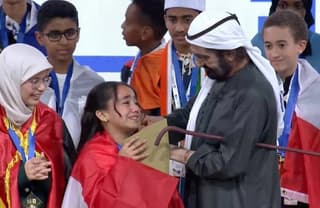 فرحة هيستيرية لطفلة مصرية أمام حاكم دبي بعد فوزها