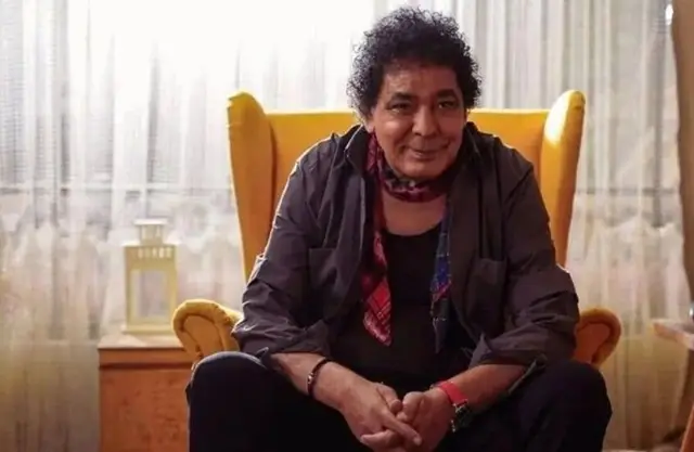 نقل الكينغ المصري محمد منير للمستشفى.. مدير أعماله يعلق على الأنباء المتداولة