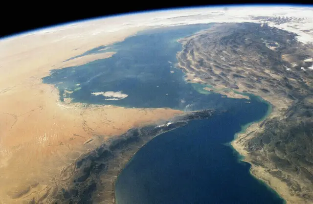 عُمان تجلي 25 من طاقم ناقلة نفط استهدفت قبالة مسندم قرب مضيق هرمز