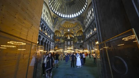 86 yıl sonra yeniden ibadete açılan Ayasofya'nın hikayesi ilahiye taşındı
