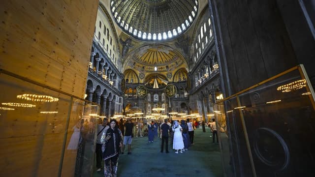86 yıl sonra yeniden ibadete açılan Ayasofya'nın hikayesi ilahiye taşındı