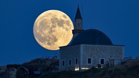 Zirvedeki tarihi cami ile dolunay