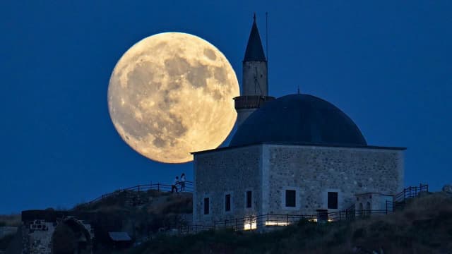Zirvedeki tarihi cami ile dolunay