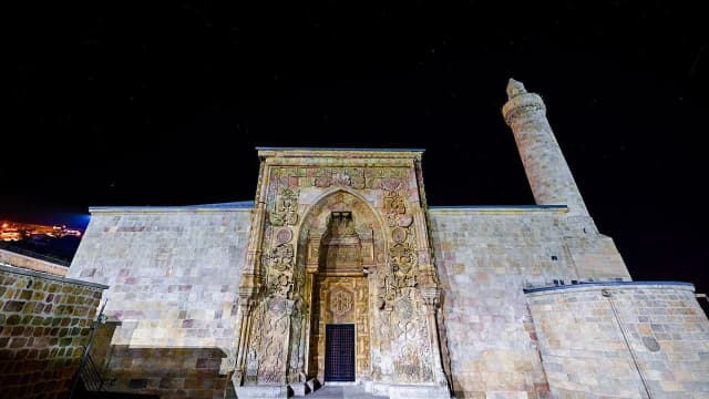 Motif motif işlenen taşlarda gölgeler yüzyıllardır kıyama duruyor