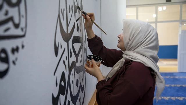 Kadınlar hat sanatını cami ve mescit duvarlarına taşıdı