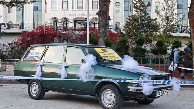 Cami inşasına destek için 44 yıllık otomobilini bağışladı