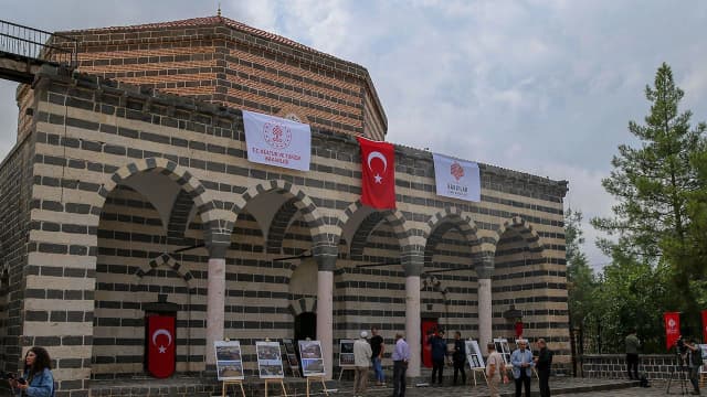 Depremde hasar gören 6 tarihi cami yeniden ibadete açıldı