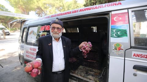 "Elmacı Dede" Aydın'daki komandolara elma ve üzüm getirdi