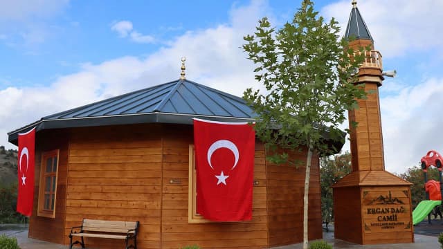 Erzincan'da kayak merkezinde yaptırılan cami ibadete açıldı