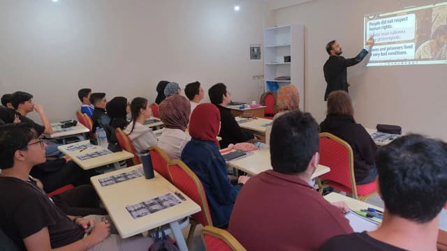 İmam hatipli gençler turistlere İslam'ı anlatmak için gönüllü oldu