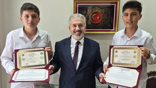 İkiz kardeşler hafız oldu