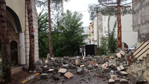 Diyarbakır'daki fırtınada cami minaresi yıkıldı