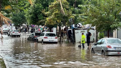 Mersin'de sağanak su baskınlarına neden oldu