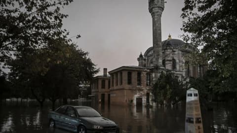 Sadabat Camii sular altında kaldı