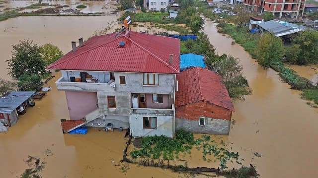 Sakarya'da sağanak su taşkınlarına neden oldu