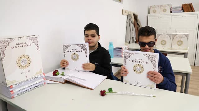 TDV’den görme engelli öğrencilere Braille Kur’an-ı Kerim hediyesi