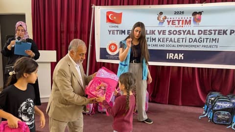 TDV, Kerkük'te ihtiyaç sahibi yetimlere kıyafet ve kırtasiye desteği sağladı