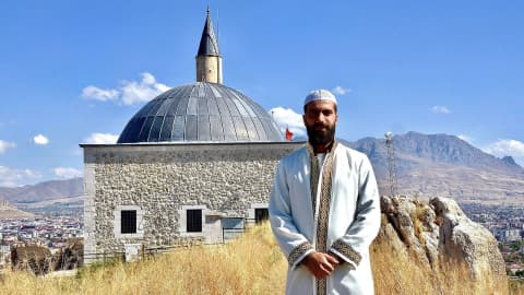 Van Kalesi'nin zirvesindeki camiden ezan sesini duyurmak için her gün binlerce adım atıyor