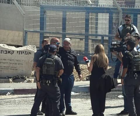 بسبب حبتَي زيتون.. بن غفير يروي تفاصيل زيارة مفاجئة لأحد السجون