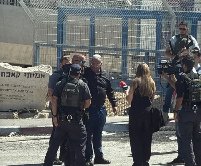 بسبب حبتَي زيتون.. بن غفير يروي تفاصيل زيارة مفاجئة لأحد السجون