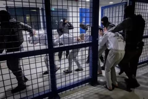 حكومة الاحتلال تنتهك قرارًا بشأن زيارات الصليب الأحمر للأسرى