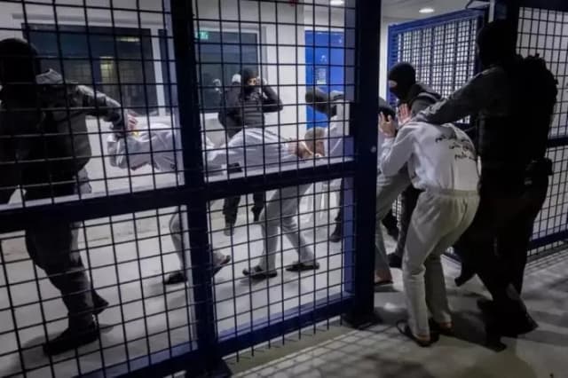حكومة الاحتلال تنتهك قرارًا بشأن زيارات الصليب الأحمر للأسرى