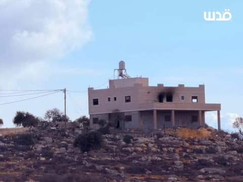 شاهد| هجوم استيطاني واسع.. حرق منازل ومركبات في الضفة
