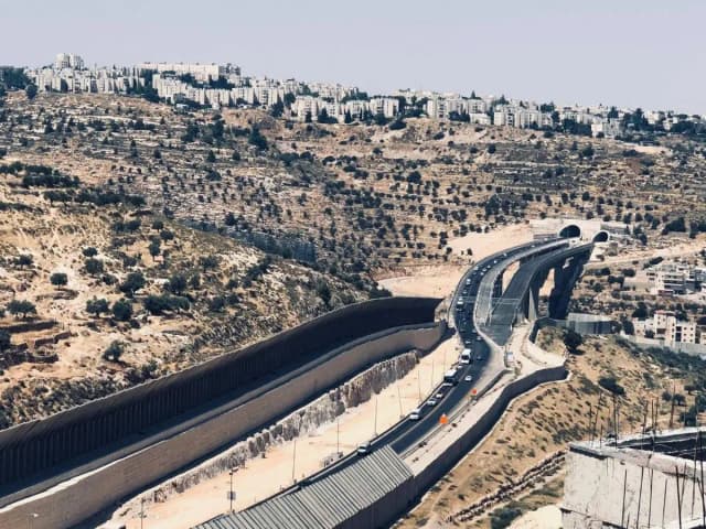 شارع 463 الاستيطاني يهدد بعزل 8 قرى وحيّين في رام الله