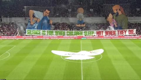 "روح الروح" والدرة.. جماهير قونيا سبور تستقبل المنتخب الفلسطيني بتيفو للشهداء