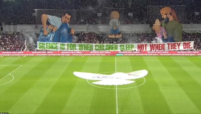 "روح الروح" والدرة.. جماهير قونيا سبور تستقبل المنتخب الفلسطيني بتيفو للشهداء