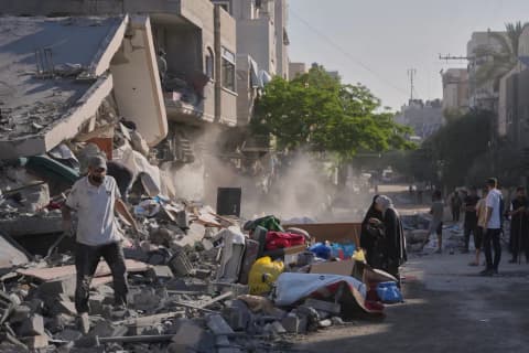 شهيد وإصابات بغارة إسرائيلية على خيمة في مواصي خانيونس