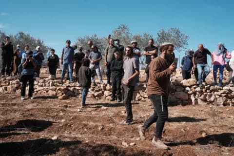 عورتا تحت هجوم المستوطنين.. رصاص واعتقالات وإصابات بالغاز