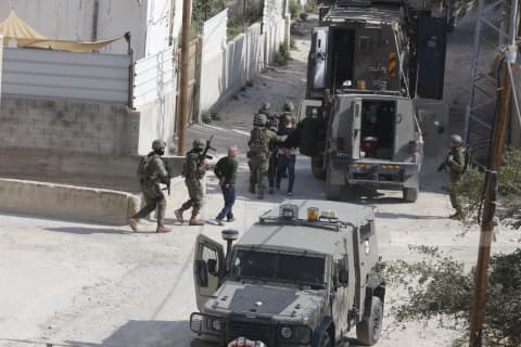 بالأسماء.. الاحتلال يعتقل 6 فلسطينيين خلال مداهمات بالضفة الغربية