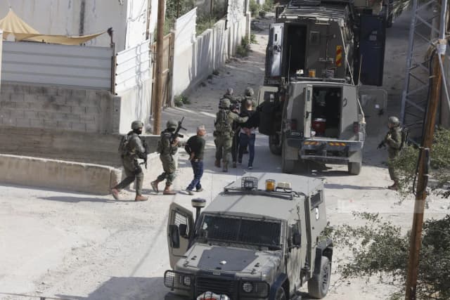 بالأسماء.. الاحتلال يعتقل 6 فلسطينيين خلال مداهمات بالضفة الغربية