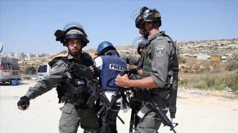 الاحتلال يحتجز 37 صحفياً في سجونه بينهم 21 في الاعتقال الإداري