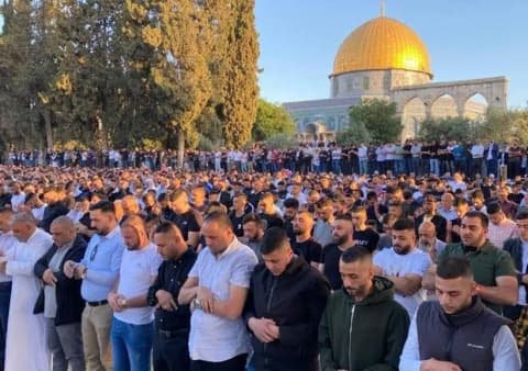 عشرات آلاف المصلين في المسجد الأقصى رغم تضييقات الاحتلال