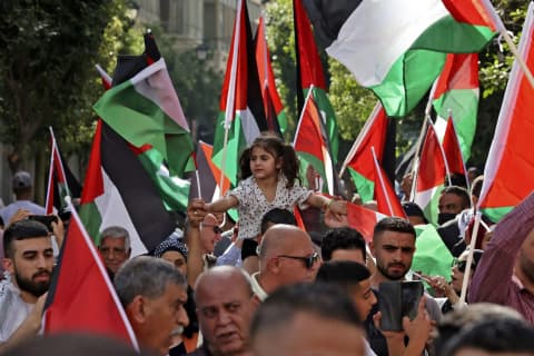 الأحزاب السياسية: من رفاهية الديمقراطية إلى درع التحرر