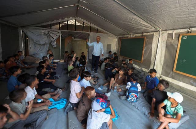 المناهج الفلسطينية تحت الضغط.. دراسة: ضغوط دولية وشروط إسرائيلية ومخاوف من تفتيت التعليم