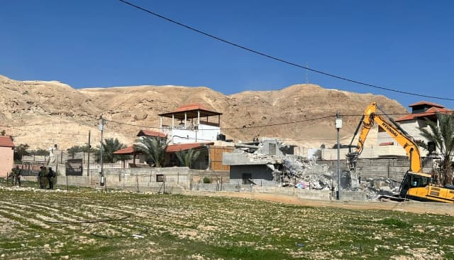 هُجّرت عائلاتها قبل أشهر.. مستوطنون يشرعون بإقامة بؤرة في «اسطيح»