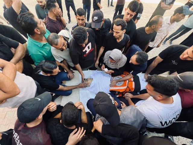 3 سنوات من الإبادة.. شهيد من الدفاع المدني ومصابون بقصف متواصل على غزة