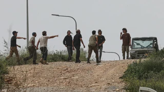 إصابة فلسطينية باعتداء مستوطنين.. وإجراءات إسرائيلية تعزل بيت أمر