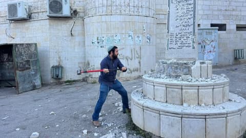 بالجرافات.. الاحتلال يبدأ هدم نصب الشهداء في الضفة