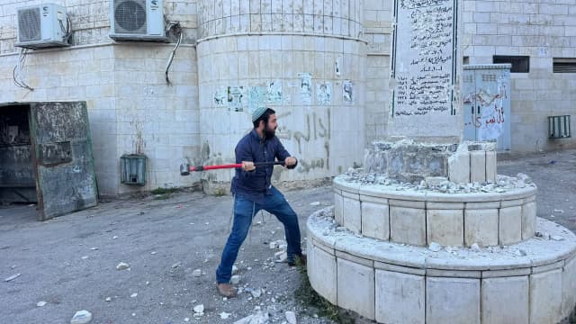 بالجرافات.. الاحتلال يبدأ هدم نصب الشهداء في الضفة