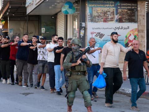 95 فلسطينيا بين الاعتقال والتحقيق الميداني في الضفة خلال ليلة واحدة